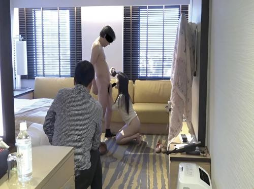 Hobi aneh sang suami adalah melihat istrinya berhubungan seks dengan orang lain